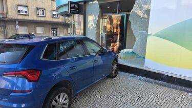 Carro abalroa fachada de Novo Banco em Gaia