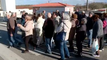 Moradores sem luz há semanas realizam protesto e fecham rua na Marinha Grande  