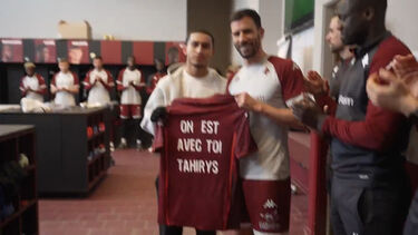 Jogador do Metz que ficou ferido no incêndio em bar na Suíça faz visita surpresa e é aplaudido pelos colegas