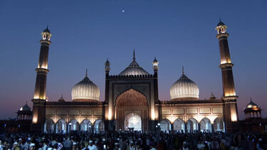 Centenas de pessoas reúnem-se na histórica Jama Masjid para quebrar jejum do Ramadão 