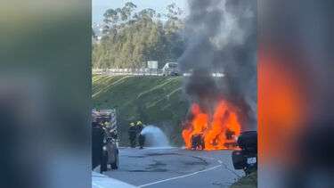 Carro totalmente destruído pelas chamas em Guimarães
