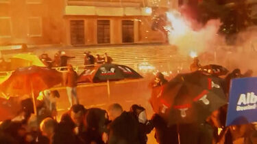 Fogo, explosões e gás lacrimogéneo marcam protestos anti-governo na Albânia 