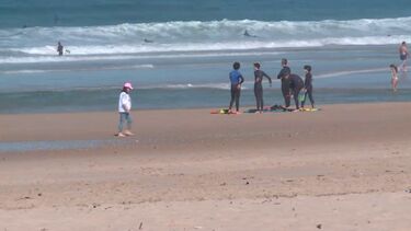 Três surfistas em dificuldades salvos em praia na Costa de Caparica