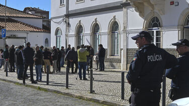 Circulação na Linha do Oeste continua suspensa após mau tempo