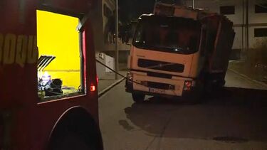 Camião imobilizado depois de abatimento de piso em Grijó