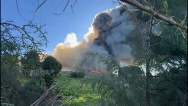Imagens mostram dimensão das chamas em incêndio num armazém de fruta em Óbidos
