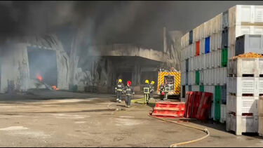 Imagens mostram profissionais durante o combate às chamas num armazém de frutas em Óbidos