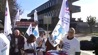 Professores percorrem o país em protesto para reclamar a valorização da carreira