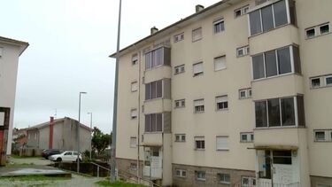 Idoso vive sozinho e acamado. Amiga de família leva comida todos os dias ao homem de 83 anos