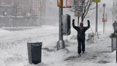 Tempestade de neve paralisa Nova Iorque e nordeste dos Estados Unidos 