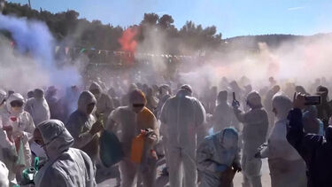 “Batalha” de farinha marca o fim do Carnaval na Grécia 