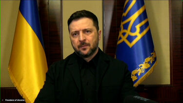 “A ameaça não diminuiu”: Zelensky recebe ovação de pé no Parlamento Europeu em sessão que assinala quatro anos de guerra 