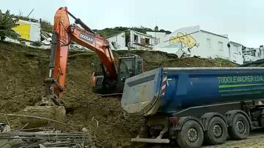 Trabalhos de limpeza em curso em Porto Brandão após deslizamento de terras