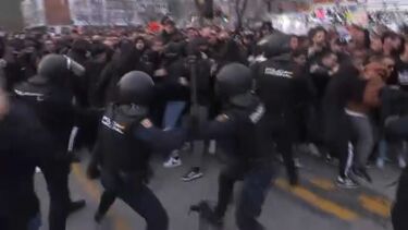 Carga policial contra adeptos do Benfica junto ao estádio do Real Madrid