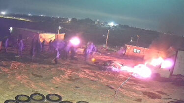 Imagens mostram colonos israelitas a incendiar casas e viaturas em aldeia palestiniana 