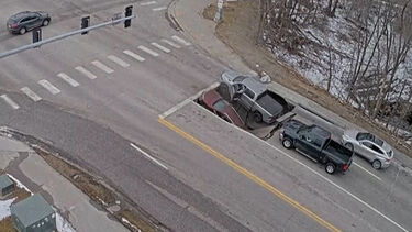 Cratera engole dois carros numa rua do Nebraska 