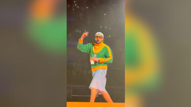 Bad Bunny homenageia Pelé durante concerto em São Paulo ao subir a palco com casaco usado pelo craque no Mundial de 1966