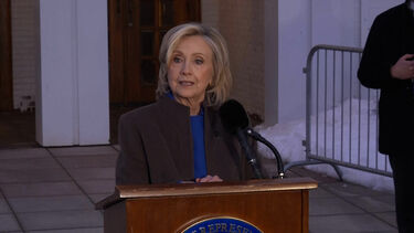 Hillary Clinton: “Não sei quantas vezes tive de dizer que não conhecia Jeffrey Epstein” 