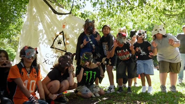 “Tenho momentos em que sou um cão”: Tendência viral dos ‘therians’ junta jovens vestidos de animais em Buenos Aires