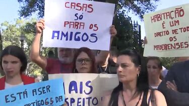 Dezenas de pessoas manifestam-se no Funchal pelo direito à habitação