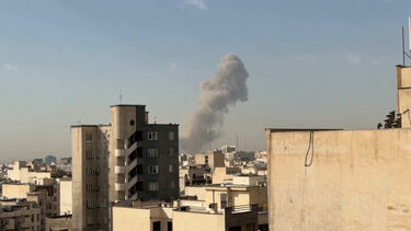 EUA e Israel atacam o Irão: imagens mostram uma coluna de fumo 