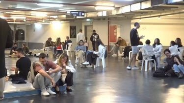 Israelitas procuram abrigo após lançamento de mísseis iranianos