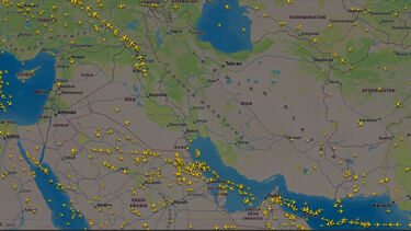 Imagens mostram aviões a abandonar o espaço aéreo do Médio Oriente após escalada do conflito