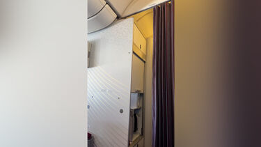 Momento em que comandante anuncia desvio de voo da Qatar Airways devido ao fecho do espaço aéreo iraquiano