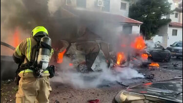 Bombeiros combatem incêndios provocados pela interceção de mísseis iranianos sobre Telavive