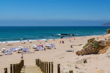 Idosa foi encontrada desorientada nas dunas da praia da Cresmina, em Cascais