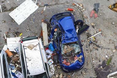 Carros após a passagem da depressão Kristin