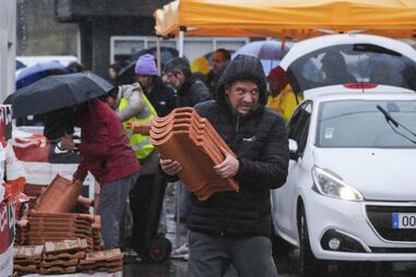 População espera por telhas e lonas após temporal.