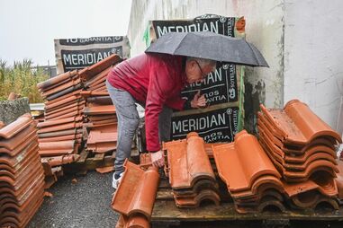 População aguarda por telhas e lonas após intempéries