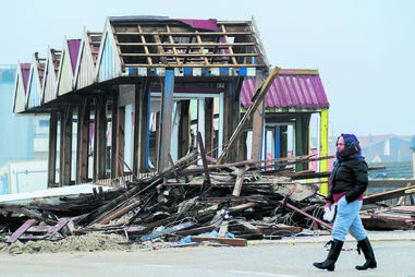Prejuízos da depressão 'Kristin' na praia da Vieira, em Leiria