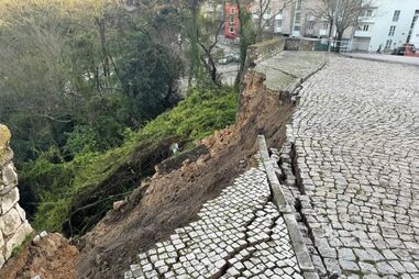 Deslizamento de terras danifica parque de estacionamento em Santarém