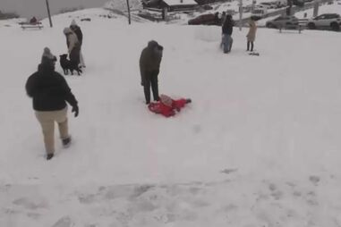 Queda de neve fecha acessos ao maciço central da Serra da Estrela