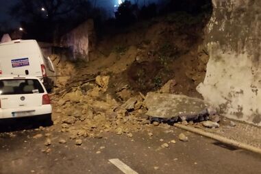 Muro desaba em Almada