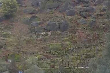 Família retirada de casa devido a possível derrocada em Arcos de Valdemez