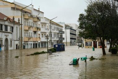 Rio Sado voltou a galgar as margens e inundou a Av. dos Aviadores, devido à passagem da depressão Leonardo, em Alcácer do Sal