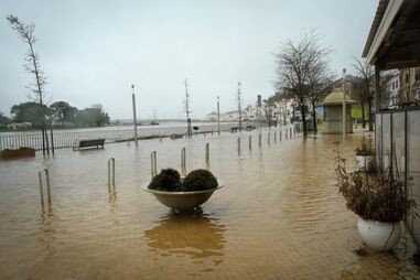 Caudal do Sado baixa em Alcácer do Sal mas avenida mantém-se inundada
