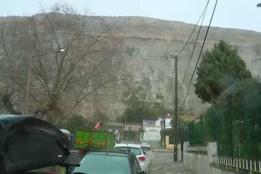 Derrocada parcial em encosta na Costa de Caparica coloca casas e viaturas em risco