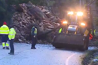 Retroescavadora retira destroços de derrocada em Santa Maria da Feira  