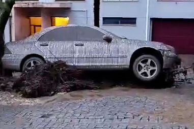 Estrada tomada pela água e fila de carros cobertos de lama: as consequências do mau tempo em Portalegre