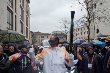Snoop Dogg ergue tocha antes dos Jogos Olímpicos de Inverno em Milão  