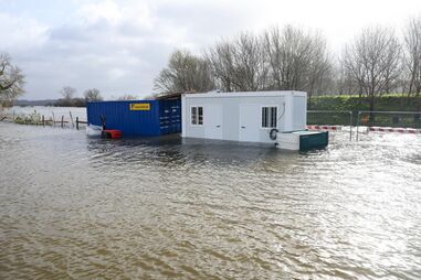 A estrada N341, entre Granja do Ulmeiro e Coimbra, esteve encerrada devido à subida da água do Rio Ega, junto à estação ferroviária de Alfarelos, devido ao mau tempo, em Montemor-o-Velho,