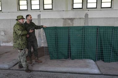 Militares recebem as barreiras