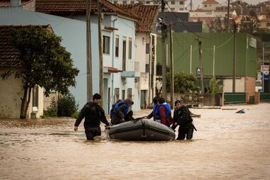 Marinha resgata vítimas das cheias