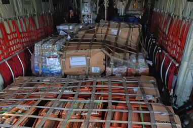 Ajuda humanitária da Força Aérea segue para áreas afetadas pelas cheias