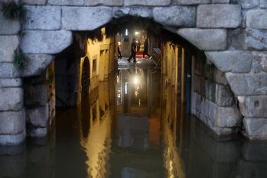 Douro transbordou de madrugada e ocupou margens do Porto e Gaia