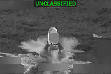 O momento em que EUA atacam barco suspeito de tráfico de droga no Pacífico